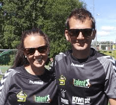 To personer i Italent-drakt